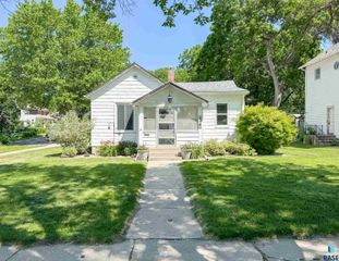 918 W 5th St, Sioux Falls, SD 57104