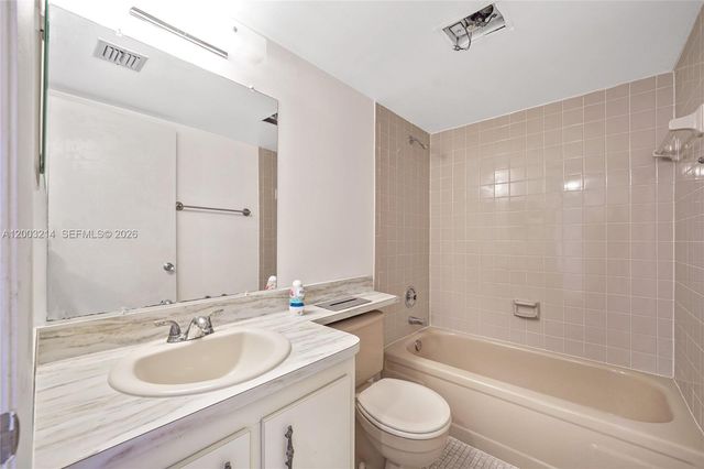 7330 NW 18th St 204, Margate, FL 33063