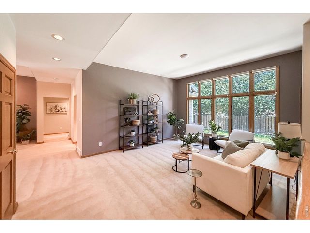 2010 Emerald Dr, Longmont, CO 80504