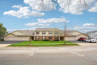 402 Woodview Circle D, Elgin, IL 60120