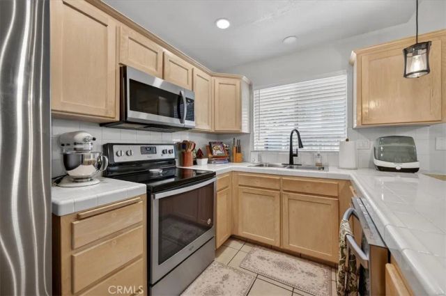 4752 W Mesa, Fresno, CA 93722