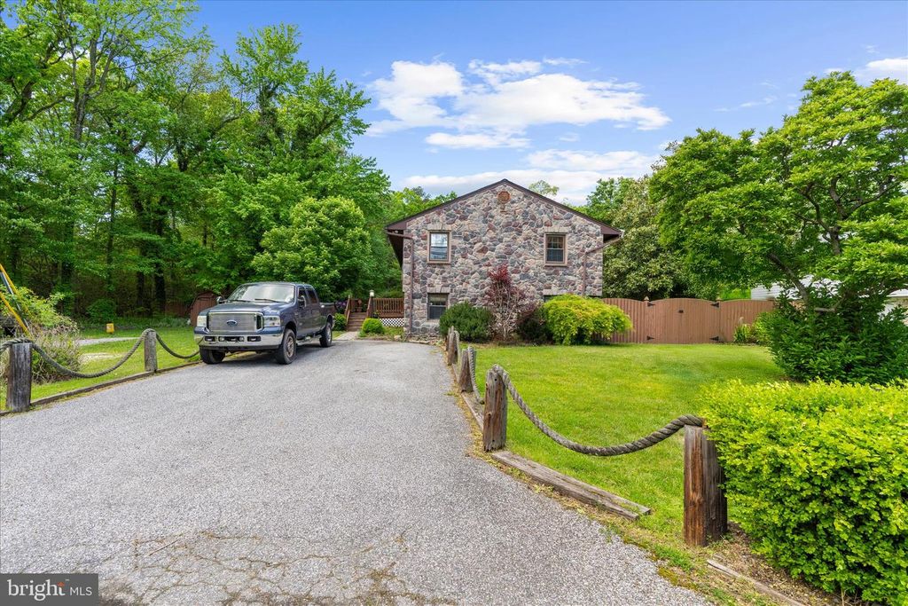 Image 4 of property listing at 148 MAGOTHY BEACH RD, Pasadena, MD 21122