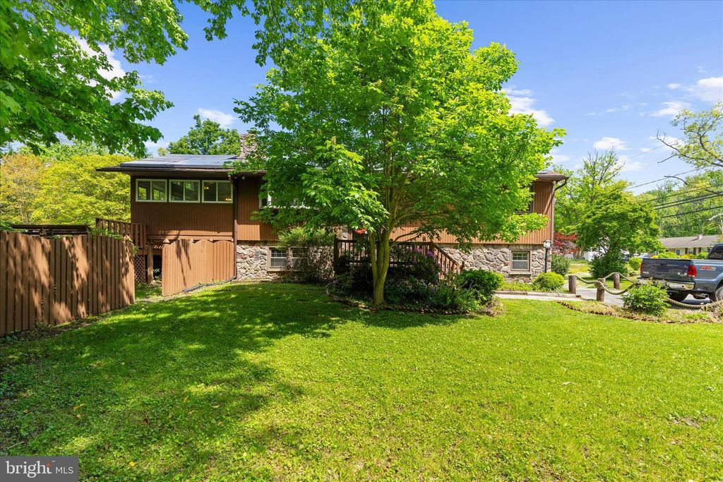 Image 5 of property listing at 148 MAGOTHY BEACH RD, Pasadena, MD 21122