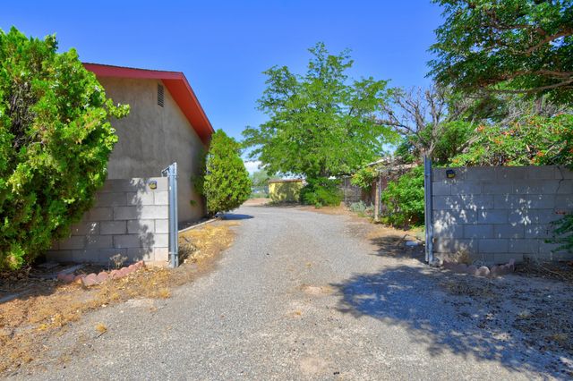1513 Aragon Road SW, Albuquerque, NM 87105