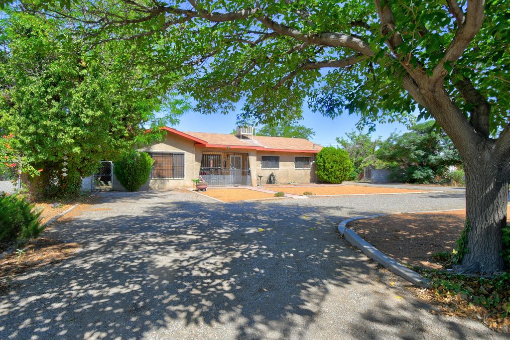 1513 Aragon Road SW, Albuquerque, NM 87105