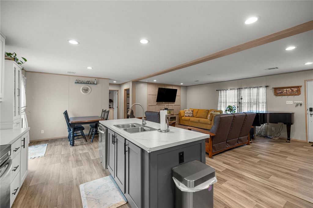 Image 9 of property listing at 14440 SE 21ST PLACE, Morriston, FL 32668