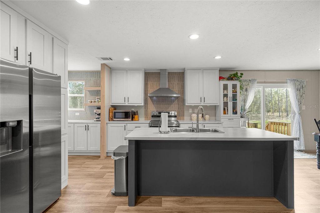 Image 10 of property listing at 14440 SE 21ST PLACE, Morriston, FL 32668