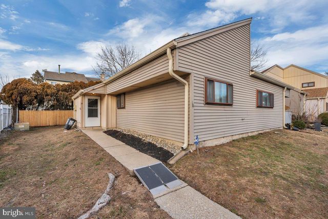 18 CHISWICK DR, Lindenwold, NJ 08021