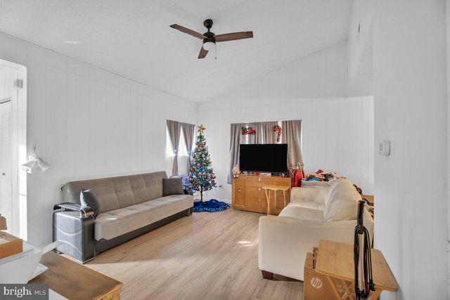 18 CHISWICK DR, Lindenwold, NJ 08021