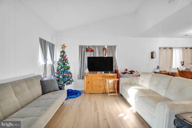 18 CHISWICK DR, Lindenwold, NJ 08021