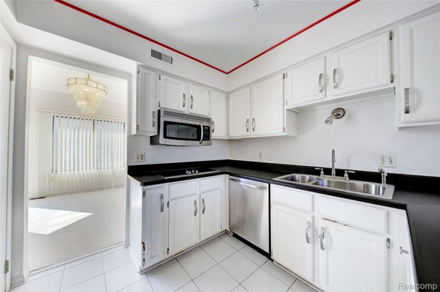 23309 Reynard Drive, Southfield, MI 48034