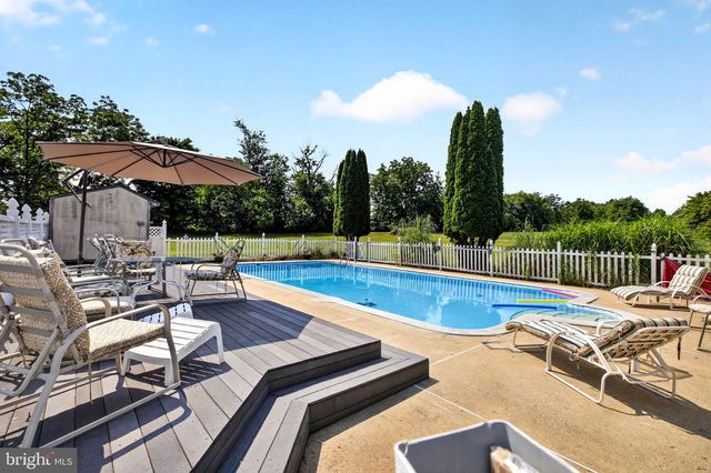 5842 TOWNSHIP LINE RD, Pipersville, PA 18947