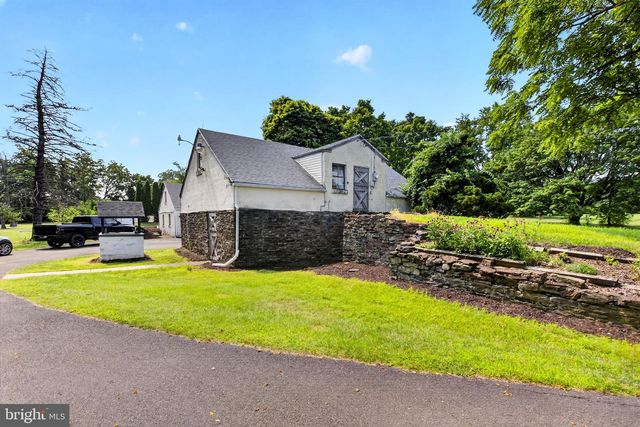 5842 TOWNSHIP LINE RD, Pipersville, PA 18947
