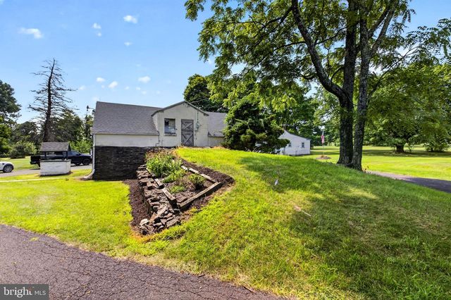 5842 TOWNSHIP LINE RD, Pipersville, PA 18947