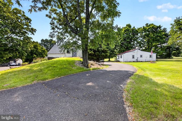 5842 TOWNSHIP LINE RD, Pipersville, PA 18947
