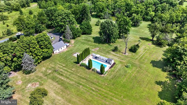5842 TOWNSHIP LINE RD, Pipersville, PA 18947