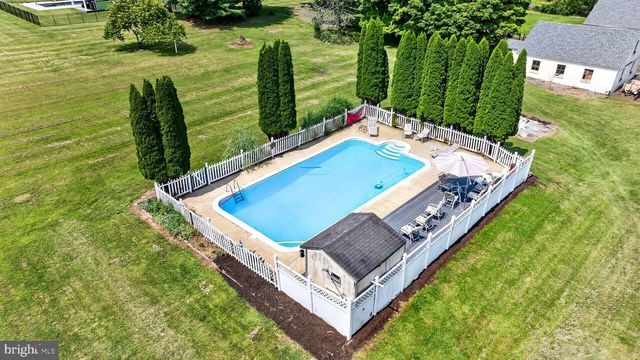 5842 TOWNSHIP LINE RD, Pipersville, PA 18947