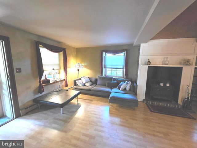 5842 TOWNSHIP LINE RD, Pipersville, PA 18947