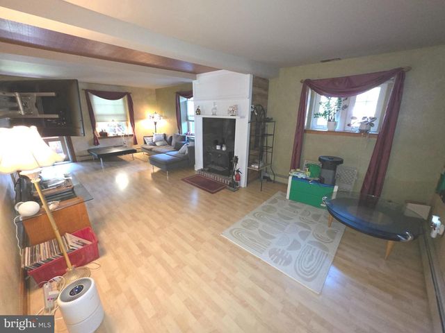 5842 TOWNSHIP LINE RD, Pipersville, PA 18947