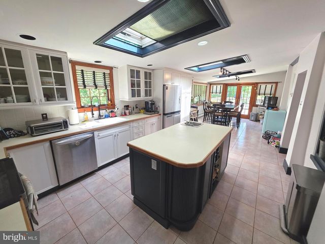 5842 TOWNSHIP LINE RD, Pipersville, PA 18947