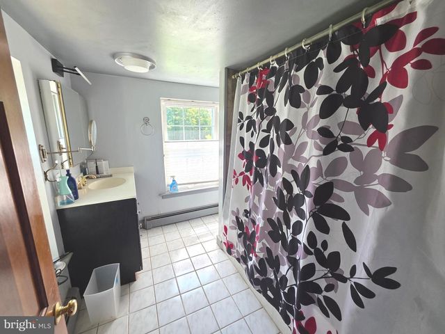5842 TOWNSHIP LINE RD, Pipersville, PA 18947