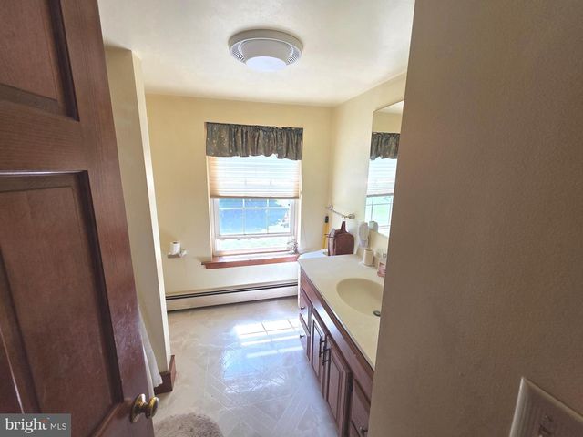 5842 TOWNSHIP LINE RD, Pipersville, PA 18947