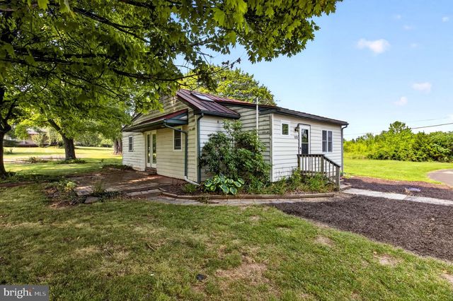 5842 TOWNSHIP LINE RD, Pipersville, PA 18947