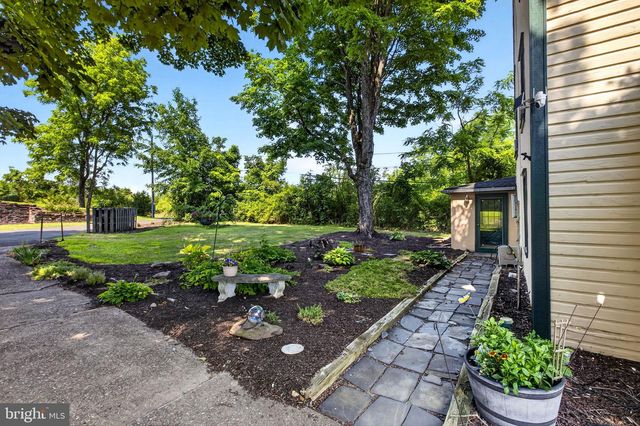 5842 TOWNSHIP LINE RD, Pipersville, PA 18947