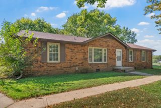 300 Hundred Oaks Dr, Clarksville, TN 37043