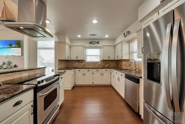 1302 Tiki Drive, Tiki Island, TX 77554