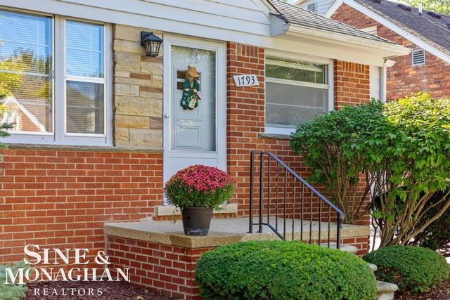 1793 Roslyn Road, Grosse Pointe Woods, MI 48236