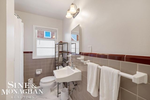 1793 Roslyn Road, Grosse Pointe Woods, MI 48236