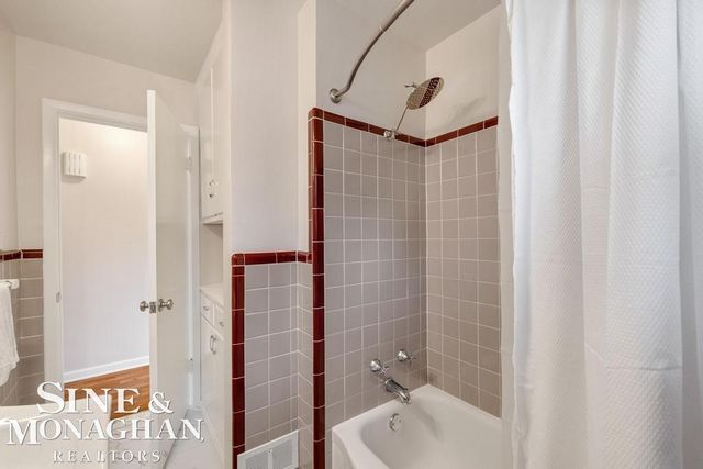 1793 Roslyn Road, Grosse Pointe Woods, MI 48236