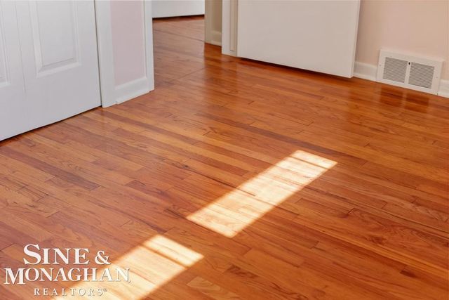 1793 Roslyn Road, Grosse Pointe Woods, MI 48236