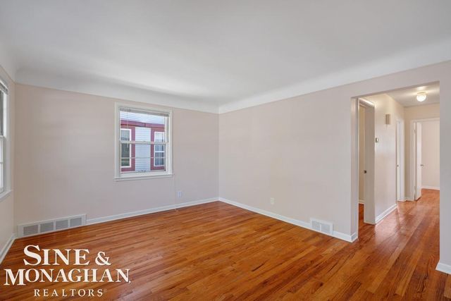 1793 Roslyn Road, Grosse Pointe Woods, MI 48236