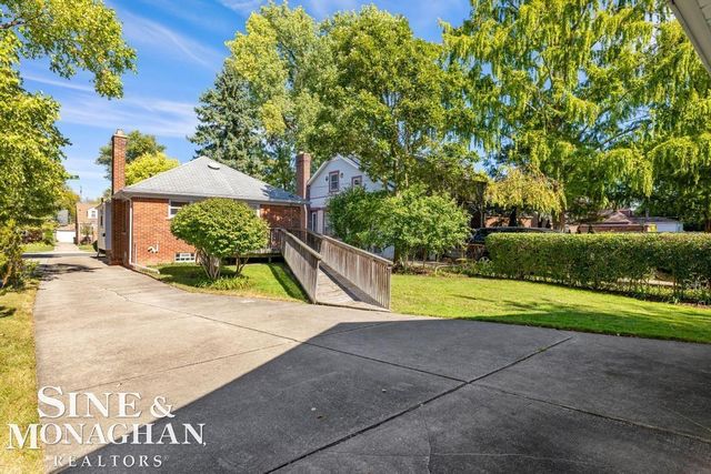 1793 Roslyn Road, Grosse Pointe Woods, MI 48236