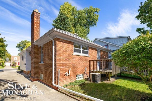 1793 Roslyn Road, Grosse Pointe Woods, MI 48236