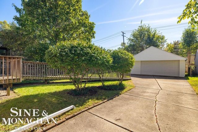 1793 Roslyn Road, Grosse Pointe Woods, MI 48236