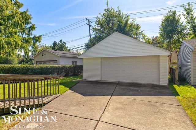 1793 Roslyn Road, Grosse Pointe Woods, MI 48236