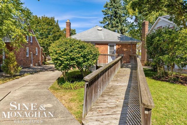 1793 Roslyn Road, Grosse Pointe Woods, MI 48236
