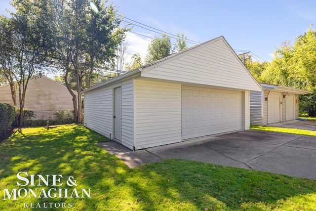 1793 Roslyn Road, Grosse Pointe Woods, MI 48236