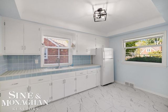 1793 Roslyn Road, Grosse Pointe Woods, MI 48236