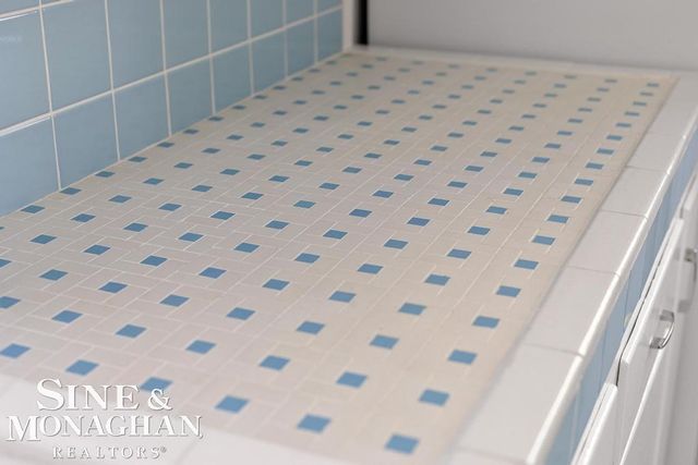 1793 Roslyn Road, Grosse Pointe Woods, MI 48236