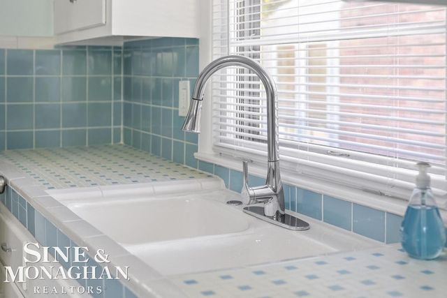 1793 Roslyn Road, Grosse Pointe Woods, MI 48236