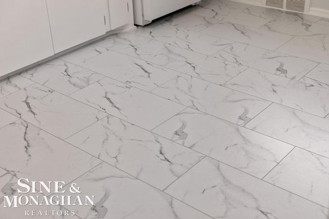 1793 Roslyn Road, Grosse Pointe Woods, MI 48236