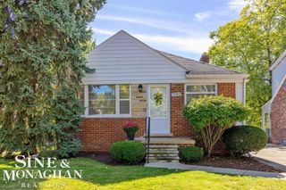 1793 Roslyn Road, Grosse Pointe Woods, MI 48236