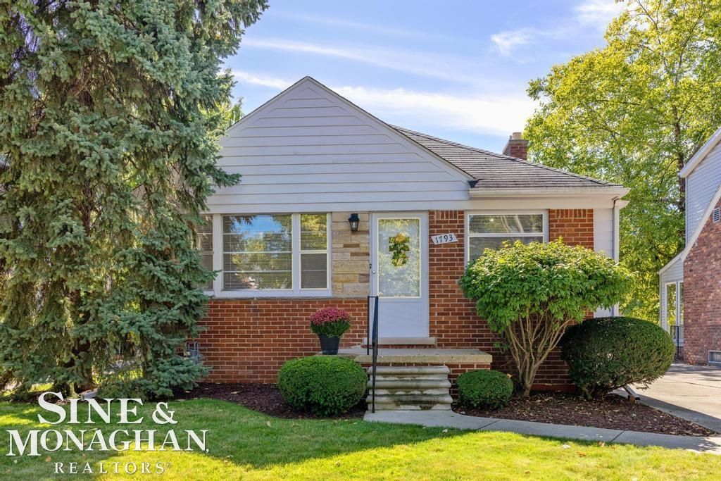 1793 Roslyn Road, Grosse Pointe Woods, MI 48236