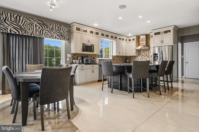 16 GABRIELLE CIR, Swedesboro, NJ 08085