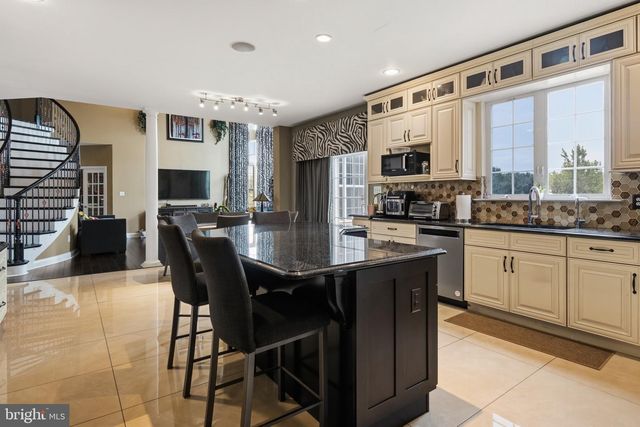 16 GABRIELLE CIR, Swedesboro, NJ 08085