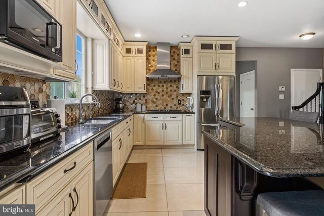 16 GABRIELLE CIR, Swedesboro, NJ 08085